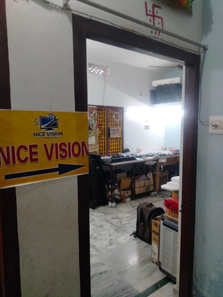 Nice Vision expert diagnosing LED TV fault at customer doorstep